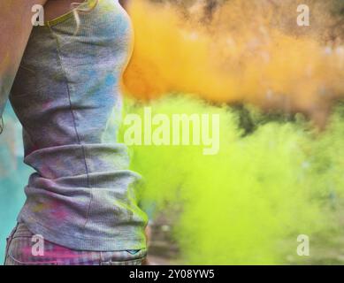 Happy young girl sur holi festival de couleurs. Close up Banque D'Images