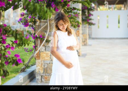 Image de femme enceinte de toucher son ventre avec les mains en plein air libre Banque D'Images