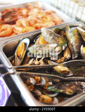 Table de buffet avec fruits de mer avec crevettes, rondelles de calamars frits et moules. Gros plan Banque D'Images