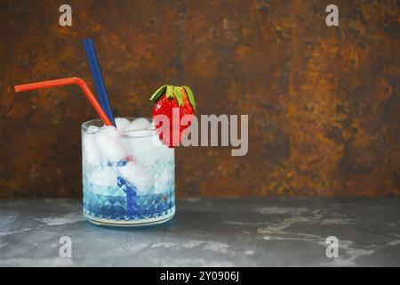 Cocktail Blue Lagoon sur le fond sombre pour les fêtes, les vacances Banque D'Images