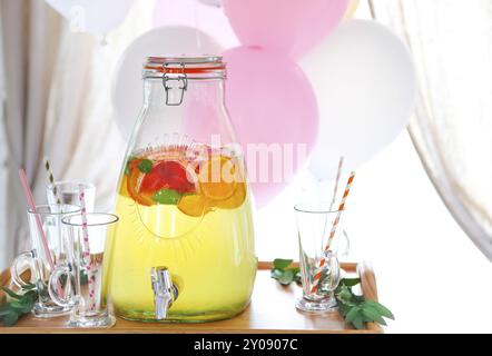 Les agrumes limonade fait maison dans une boisson dispencer. De la limonade sur le fond les ballons. Anniversaire Banque D'Images