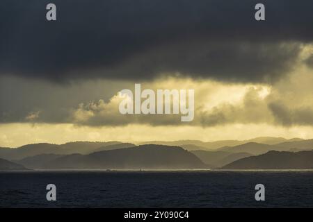 Nuages au-dessus du Lyngdalsfjord en Norvège Banque D'Images