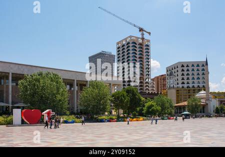 Tirana, Albanie - mai 30 2024. Place Skanderbeg. Droite - Mosquée Ethem Bey et Tour de l'horloge. Gauche - Opéra et Théâtre de ballet. Centre - bâtiment du livre Banque D'Images