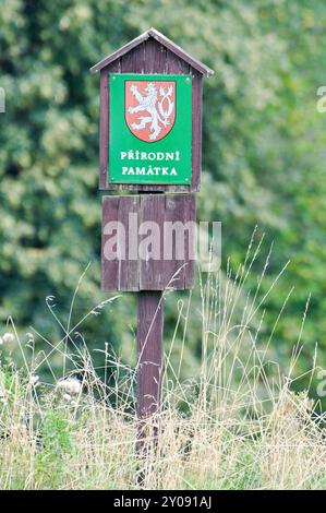 Panneau 'Natural Monument' dans la campagne. Nature de la république tchèque. Banque D'Images