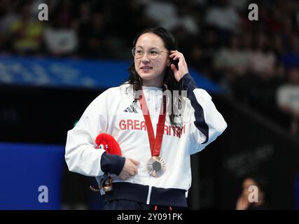 Alice Tai de Grande-Bretagne célèbre avec sa médaille de bronze après avoir remporté le 200m individuel féminin Medley, SM8 Finalat the South Paris Arena le quatrième jour des Jeux paralympiques d'été de Paris 2024. Date de la photo : dimanche 1er septembre 2024. Banque D'Images