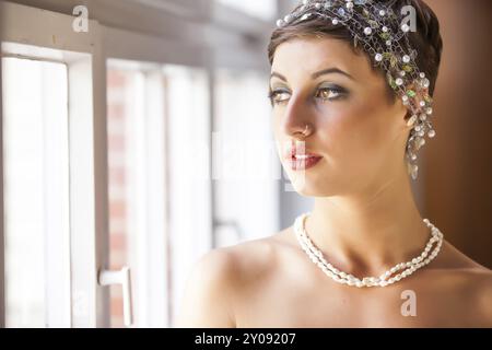 Jolie femme aux cheveux courts et à la coiffure inhabituelle Banque D'Images