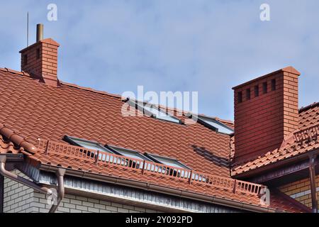 Toit en tuiles rouges avec lucarnes closeup Banque D'Images