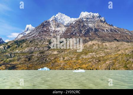 Vue sur la belle montagne neige avec Iceberg se détachent du glacier Grey flottant dans le lac gris au Parc National Torres del Paine au Chili Banque D'Images