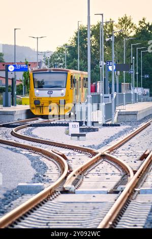 Train local régional de l'entreprise publique Ceske Drafhy ou chemins de fer tchèques sur la gare. Banque D'Images