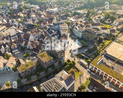 Vue aérienne d'une ville avec des maisons densément construites, des rues et des bâtiments publics, Nagold, Forêt Noire, Allemagne, Europe Banque D'Images