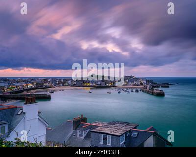 La ville balnéaire de St Ives en Cornouailles au coucher du soleil sur une soirée venteuse de fin d'avril. Avec une communauté d'artistes florissante, St Ives est bordée de photos Banque D'Images