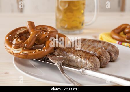 Libre de bavarian Saucisses cuites et bretzel et un verre de bière Banque D'Images