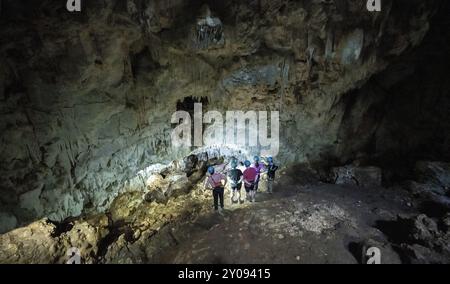 Touristes dans une grotte de stalactites, grotte Terciopelo, parc national Barra Honda, Costa Rica, Amérique centrale Banque D'Images