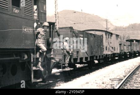 Des soldats américains gardent le train d'or hongrois à Werfen, en Autriche, peu de temps après que les autorités d'occupation américaines ont pris le train en garde. Le train hongrois de l'or était un train de marchandises chargé de biens meubles personnels de la communauté juive hongroise qui avait été confisqué par le gouvernement hongrois pro-allemand à partir de la fin mars 1944. Ces biens juifs comprenaient de l'or, des diamants et des fourrures, ainsi que de grandes quantités d'articles de moindre valeur, tels que de l'argenterie, des tapis, des montres, des étuis à cigarettes et des albums de timbres. Banque D'Images