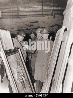 Le général Dwight D. Eisenhower, le général Omar Bradley (à gauche) et le général George S. Patton inspectent les trésors d'art volés cachés dans la mine de sel de Merkers. Banque D'Images