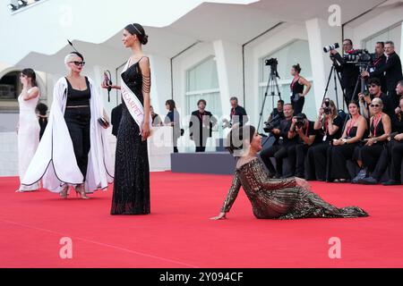 Venezia, Italie. 01 Sep, 2024. Un invité tombe devant des photographes pendant le tapis rouge du film ici' (Ainda Estou Aqui) au 81ème Festival International du film de Venise le 1er septembre 2024 à Venise, Italie. (Photo de Gian Mattia D'Alberto/LaPresse) crédit : LaPresse/Alamy Live News Banque D'Images