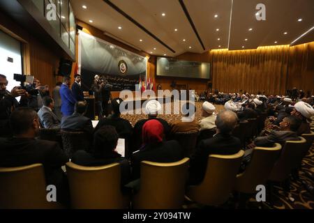 La Conférence fondatrice de l'Assemblée irakienne de l'unité islamique se tient à Bagdad avec l'intention de soutenir l'unité entre les Nations islamiques en dépit des diverses confessions islamiques et des tensions actuelles entre chiites et sunnites. Il a été organisé et soutenu par l'Iran et a réuni des hauts fonctionnaires iraniens et irakiens ainsi qu'un certain nombre de religieux sunnites et chiites de différents pays, dont la Syrie, l'Égypte, la Libye, le Qatar, Liban, Iran et Irak. Au cours de la conférence, il a également été discuté de la question du soi-disant « croissant chiite », qui s’étend de l’Iran au Liban, et de la façon de le préserver. Banque D'Images