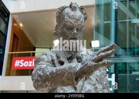 Willy-Brandt-Skulptur dahiner der Schriftzug sozi SPD-Parteivorstand im Willy-Brandt-Haus zu den Landtagswahlen in Thüringen und Sachsen Willy-Brandt-Skulptur dahiner der Schriftzug sozi Berlin GER *** sculpture de Willy Brandt derrière le lettering sozi SPD du comité exécutif du parti dans la Willy Brandt House pour les élections d'État en Thuringe et Saxe Willy Brandt Banque D'Images