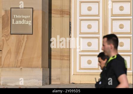 Erfurt, Allemagne. 01 Sep, 2024. La police patrouille devant le bâtiment du parlement de l'État. Des élections d'État ont eu lieu dimanche en Thuringe. Crédit : Heiko Rebsch/dpa/Alamy Live News Banque D'Images