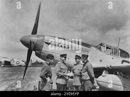 Les aviateurs rouges, le pilote de Mustang parlent devant un P-51 Mustang nord-américain, 325 Fighter Group, vers 1945 Banque D'Images