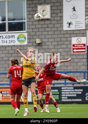 Telford, Royaume-Uni. 01 Sep, 2024. Telford, Angleterre, 1er septembre 2024 : Charlotte Greengrass (12 Wolverhampton Wanderers) saute pour le ballon lors du match de la Ligue nationale féminine entre Wolverhampton Wanderers et Nottingham Forest au SEAH Stadium de Telford, Angleterre (Natalie Mincher/SPP) crédit : SPP Sport Press photo. /Alamy Live News Banque D'Images