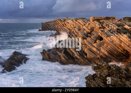 Falaises magnifiques détails rocheux dans l'île de Baleal avec l'océan atlantique s'écrasant des vagues à Peniche, Portugal, Europe Banque D'Images