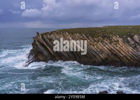 Falaises magnifiques détails rocheux dans l'île de Baleal avec l'océan atlantique s'écrasant des vagues à Peniche, Portugal, Europe Banque D'Images