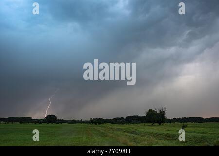 La foudre tombe d'un orage violent sur les plaines panoniennes dans le sud de la Hongrie Banque D'Images