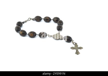 Rosaire avec des perles en bois et un crucifix isolé sur fond blanc Banque D'Images