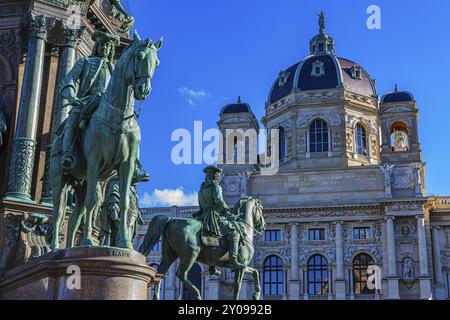 Statues équestres au monument Maria-Theresien, derrière le Musée d'histoire naturelle, Maria-Theresien-Platz, Museumsquartier, Vienne, Autriche, Europe Banque D'Images