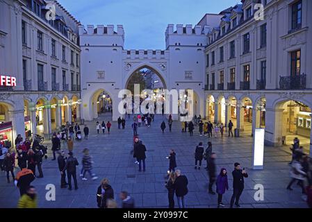 Europe, Allemagne, Bavière, Munich, ville, Stachus, Karlstor, vue sur Neuhauser Strasse, rue commerçante, soirée, nombreux passants, Hambourg, Hambourg, Fed Banque D'Images