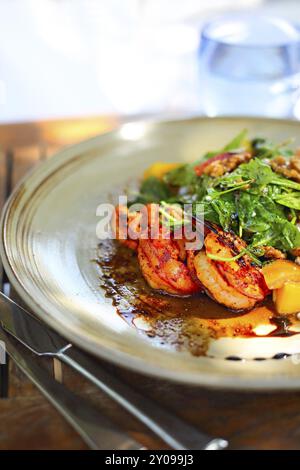 Salade de fruits de mer délicieux avec les légumes et les crevettes sur la table en bois Banque D'Images