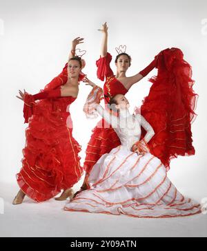 Trois jeunes femmes dansant le flamenco en studio Banque D'Images