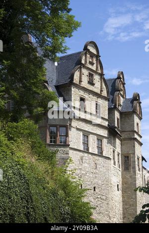 Un château Renaissance de conte de fées se dresse à Kranichfeld sur une colline surplombant le Kranichberg. Construit dans le style roman au 12ème siècle, Banque D'Images