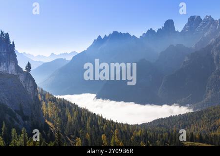 Vue de Prato Piazza au groupe Critallo dans la brume matinale, Dolomites, Tyrol du Sud Banque D'Images