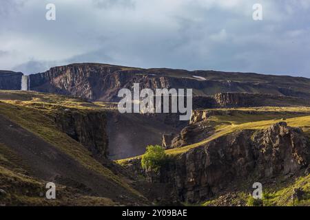 Cascade Hengifoss jaillissant sur une falaise et le canyon de la rivière qui coule sur l'Islande Banque D'Images