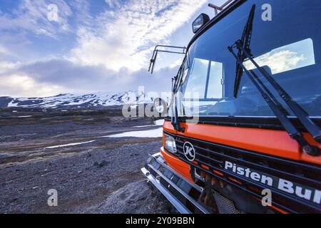 ISLANDE, 04 JUILLET : grands véhicules tout-terrain avec des pistes continues pour traverser la neige en Islande dans un paysage d'hiver froid et enneigé désolé le 0 juillet Banque D'Images