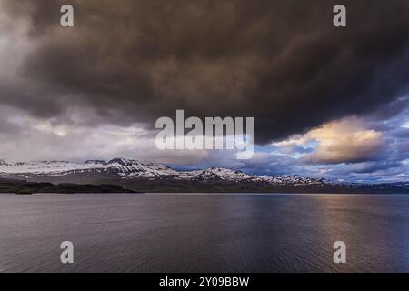 Montagnes enneigées des fjords orientaux avec un ciel couvert sur l'Islande Banque D'Images