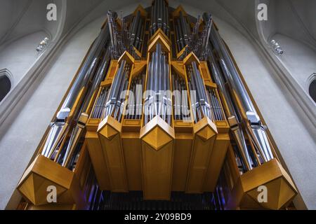 REYKJAVIK, ISLANDE, 06 JUILLET : vue intérieure de l'orgue à tuyaux et conception architecturale de l'église Hallgrimskirkja, vue à l'intérieur de la tour le 0 juillet Banque D'Images