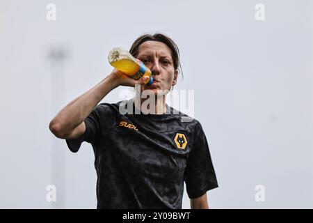 Telford, Royaume-Uni. 01 Sep, 2024. Telford, Angleterre, 1er septembre 2024 : Jade Cross (9 Wolverhampton Wanderers) avant le coup d'envoi du match de la FA Womens National League entre Wolverhampton Wanderers et Nottingham Forest au SEAH Stadium de Telford, Angleterre (Natalie Mincher/SPP) crédit : SPP Sport Press photo. /Alamy Live News Banque D'Images