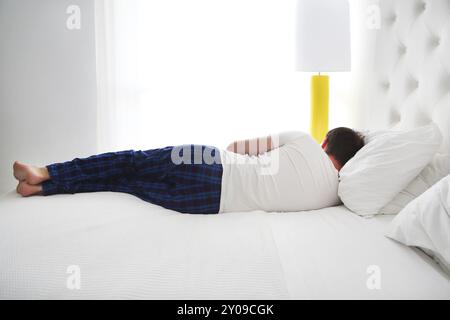 Jeune homme dormant dans la chambre. Vue arrière Banque D'Images