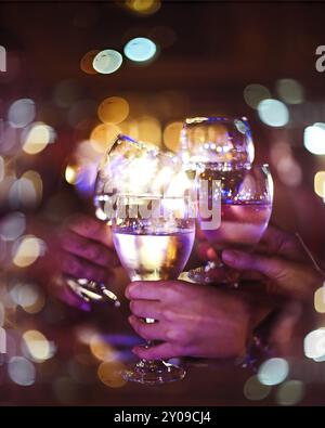 Par People toasting wineglasses sur fond sombre Banque D'Images