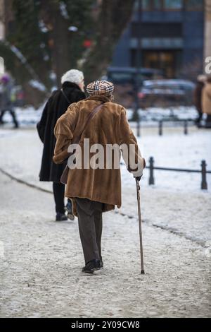 Deux vieilles dames en manteaux de fourrure et avec des bâtons de marche Banque D'Images