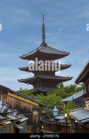 Un beau ciel bleu et clair derrière les maisons traditionnelles en bois et le quartier à l'arrière de Yasaka No to pagoda, une partie du temple Hokan-ji à Kyoto, Japon, Banque D'Images