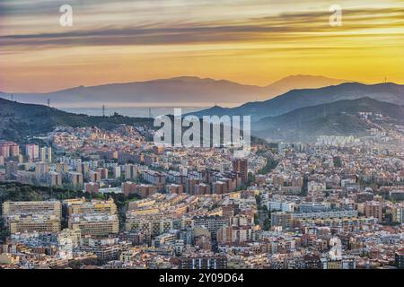 Barcelone Espagne, vue panoramique au lever du soleil ville depuis Bunkers del Carmel Banque D'Images