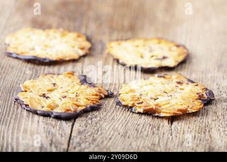 Gros plan de biscuits florentins sur bois Banque D'Images