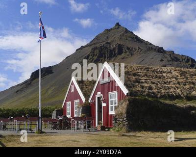 Maisons à Arnarstapi en face de la montagne Stapafell en Islande Banque D'Images
