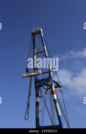 Den Helder, pays-Bas. 10 juin 2023. Une lourde grue flottante dans le port industriel de Den Helder Banque D'Images