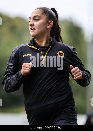 Telford, Royaume-Uni. 01 Sep, 2024. Telford, Angleterre, 1er septembre 2024 : Layla Banaras (15 Wolverhampton Wanderers) se réchauffe pendant le match de la Ligue nationale féminine entre Wolverhampton Wanderers et Nottingham Forest au SEAH Stadium de Telford, Angleterre (Natalie Mincher/SPP) crédit : SPP Sport Press photo. /Alamy Live News Banque D'Images