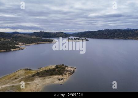 Drone vue aérienne du barrage d'Idanha Marechal Carmona paysage avec belle eau bleue de lac, au Portugal Banque D'Images